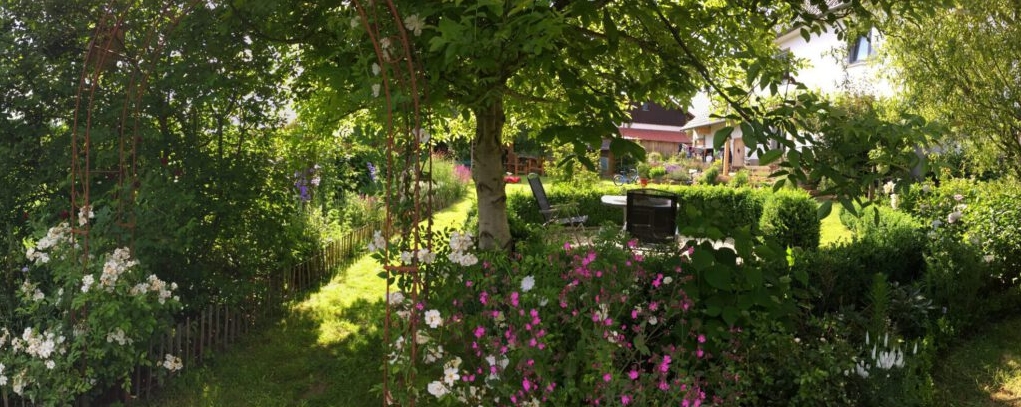 Sommergarten mit Plätzen für Entspannung